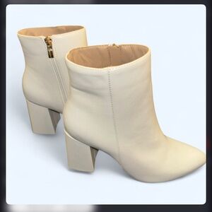 Elegant white Ankle Boots